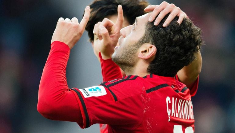 Hakan Calhanoglu celebra un gol con su equipo, el Bayer Leverkusen