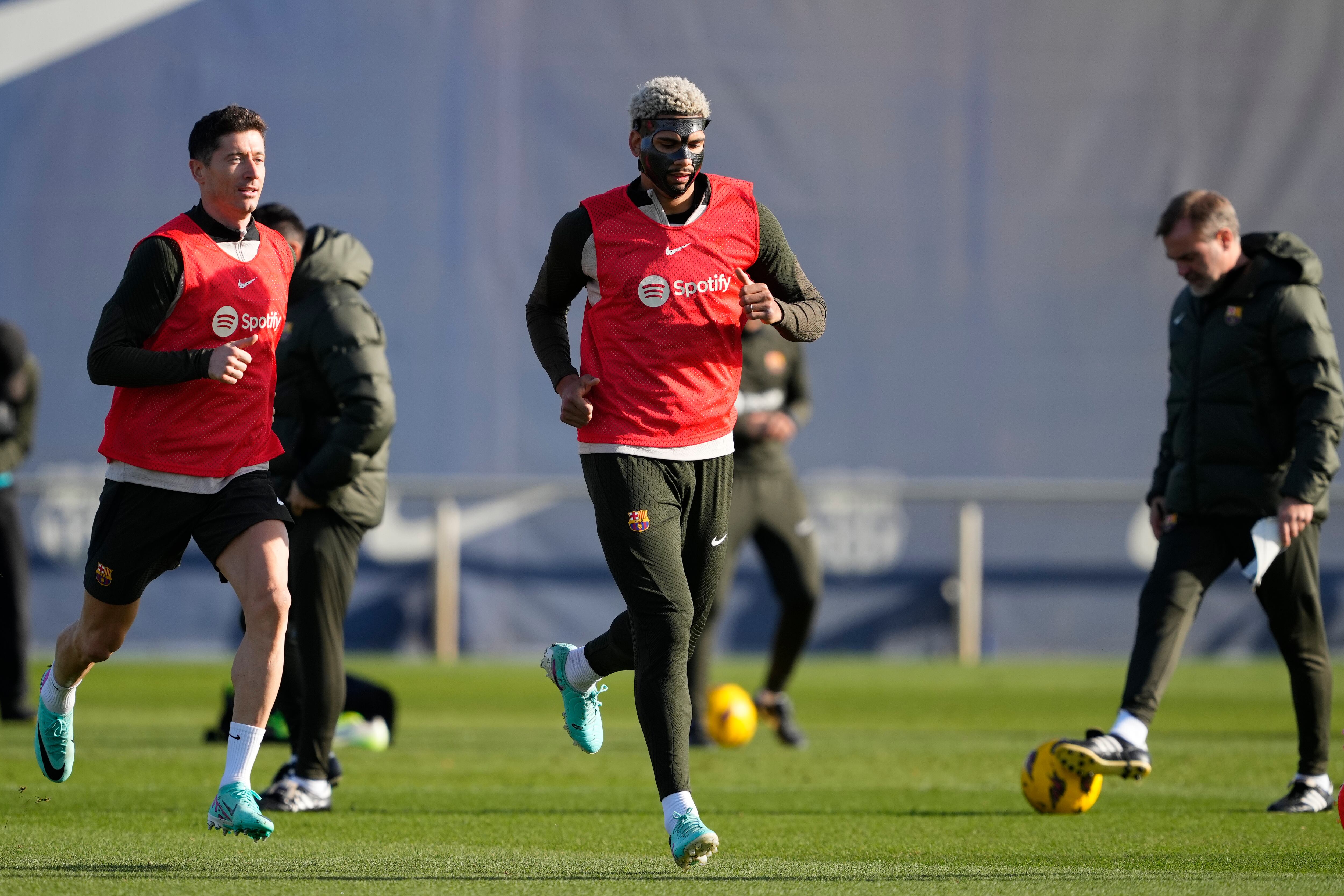 El defensa uruguayo del FC Barcelona Ronald Araujo y el delantero polaco Robert Lewandowski participan en el entrenamiento del Barça