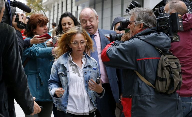 Maica Jiménez López, secretaria del presunto cabecilla de la trama Gürtel, Francisco Correa, a su salida de la Audiencia Nacional tras prestar declaración como testigo ante el juez José de la Mata