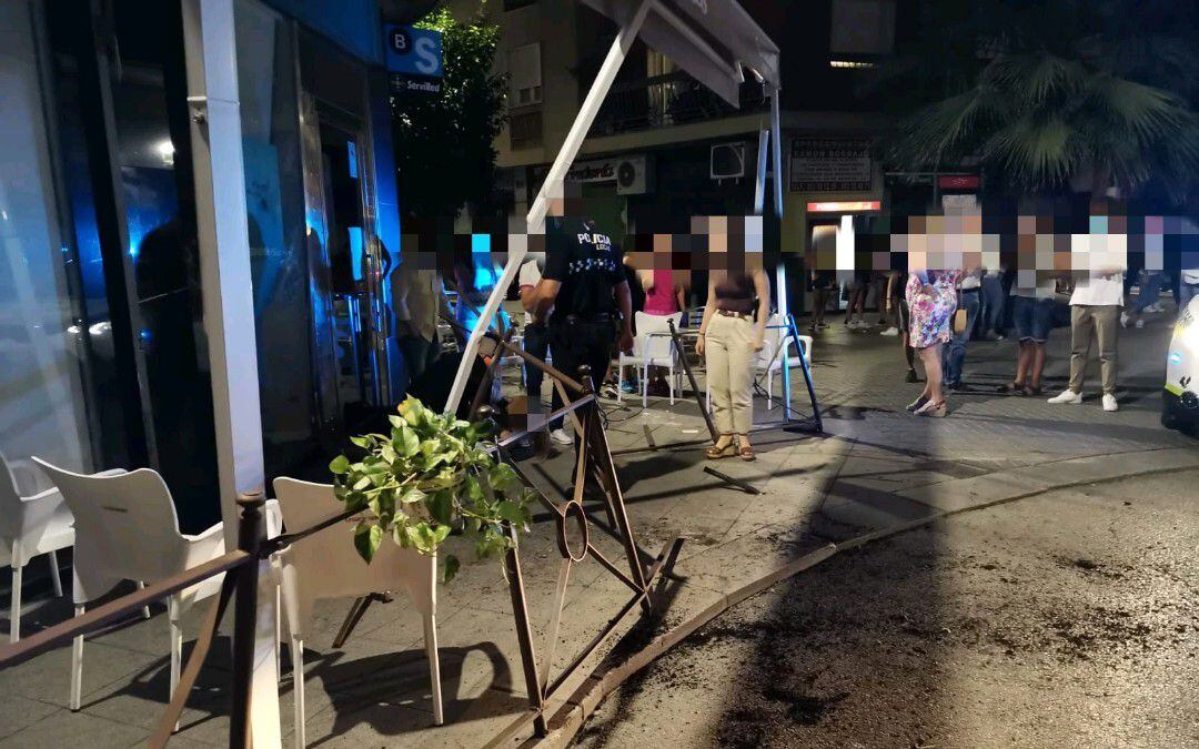 Estado en el que quedó al terraza del bar en el que tuvo lugar el atropello.