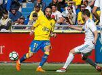 El centrocampista de la UD Las Palmas Momo (i) juega un balón ante Nacho, del Real Madrid, durante el partido de Liga en Primera División que disputan esta tarde en el Estadio de Gran Canaria, en Las Palmas. EFE/Quique Curbelo