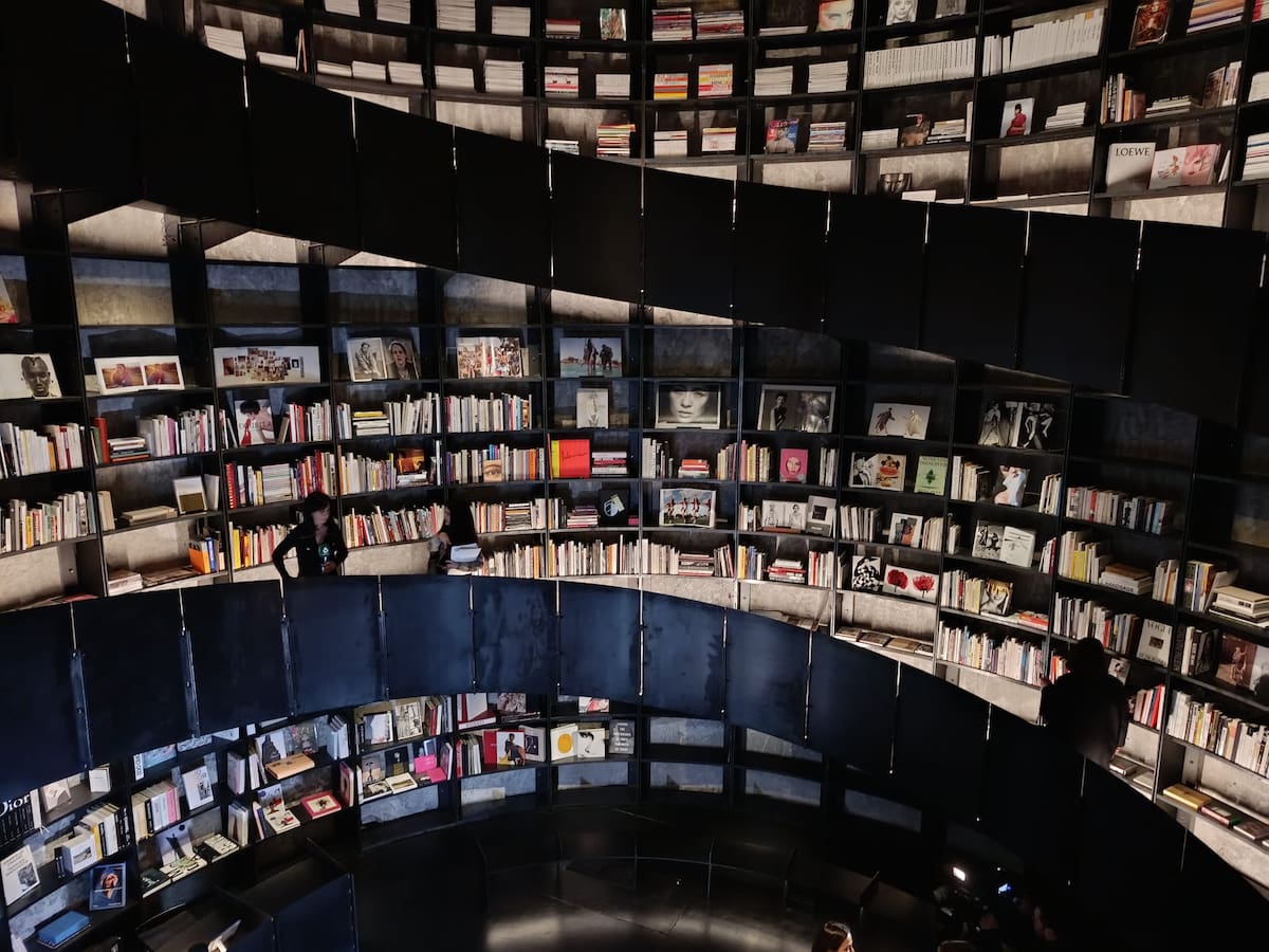 La biblioteca que convierte A Coruña en capital internacional de la moda