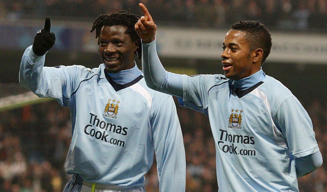 El exmadridista Robinho y su compañero Benjani Mwaruwari, con la publicidad de Thomas Cook durante un partido del Manchester City