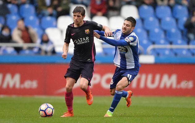 Carles Gil intenta robar un balón a Sergi Roberto