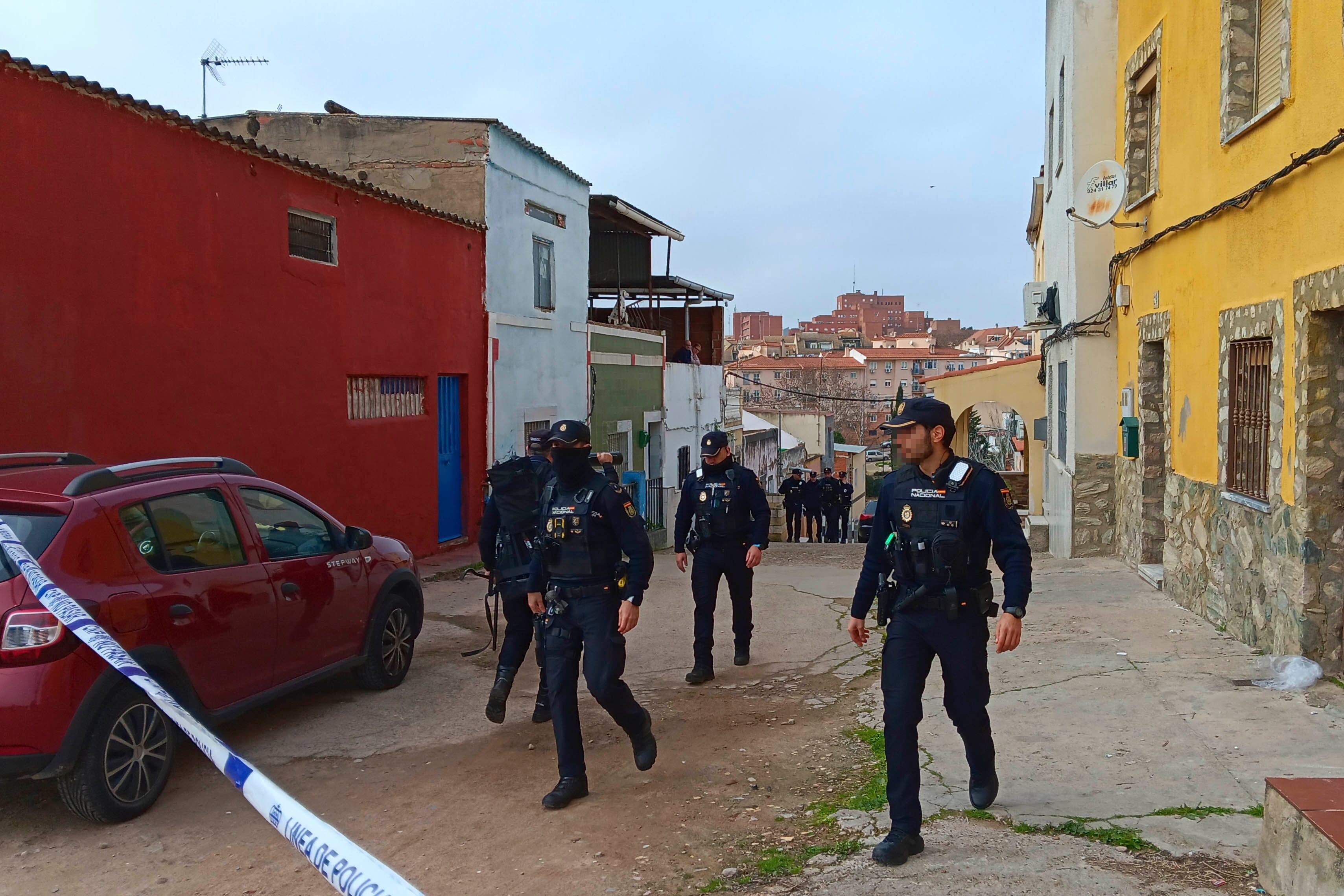 BADAJOZ, 11/01/2026.- Un hombre ha fallecido y otro ha resultado herido este domingo en Badajoz en una pelea entre ambos con arma blanca en el barrio de Cerro de Reyes. En la imagen, efectivos de la Policía Nacional trabajan en la zona para esclarecer los hechos. EFE/ José Luis Real