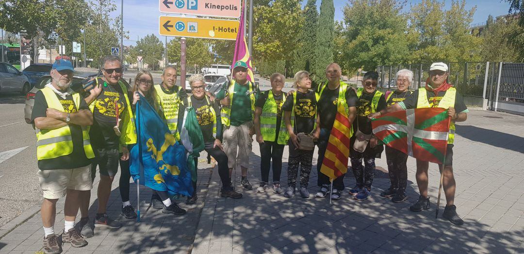 Pensionistas de distintos puntos del país con banderas de Asturias, Cataluña, País Vasco y Cantabria.