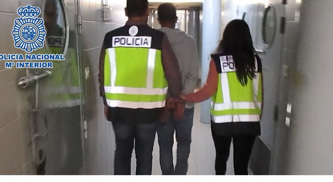 Imagen de la detención de un hombre por raptar a su pareja en Tetuán.