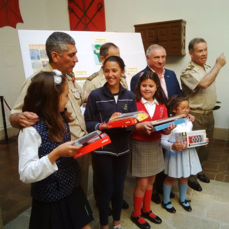 Escolares de Primaria recogen en el Palacio de la Cigüeña  los premios del concurso del Día de las Fuerzas Armadas.