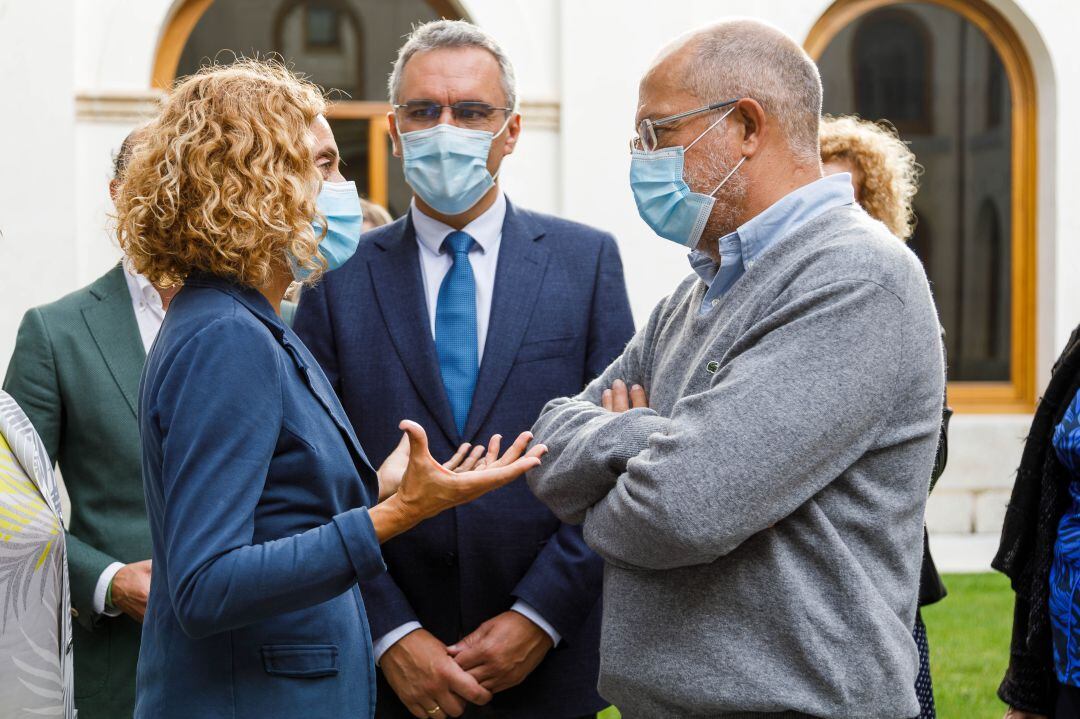 De I a D: la presidenta del congreso, Meritxell Batet; el delegado del gobierno en Castilla y León, Javier Izquierdo; y el vicepresidente de la Junta de Castilla y León, Francisco Igea