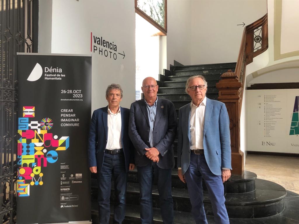 Josep Vicent Mascarell, Vicent Grimalt y Josep Ramoneda en la presentación sobre el Festival de les Humanitats de Dénia