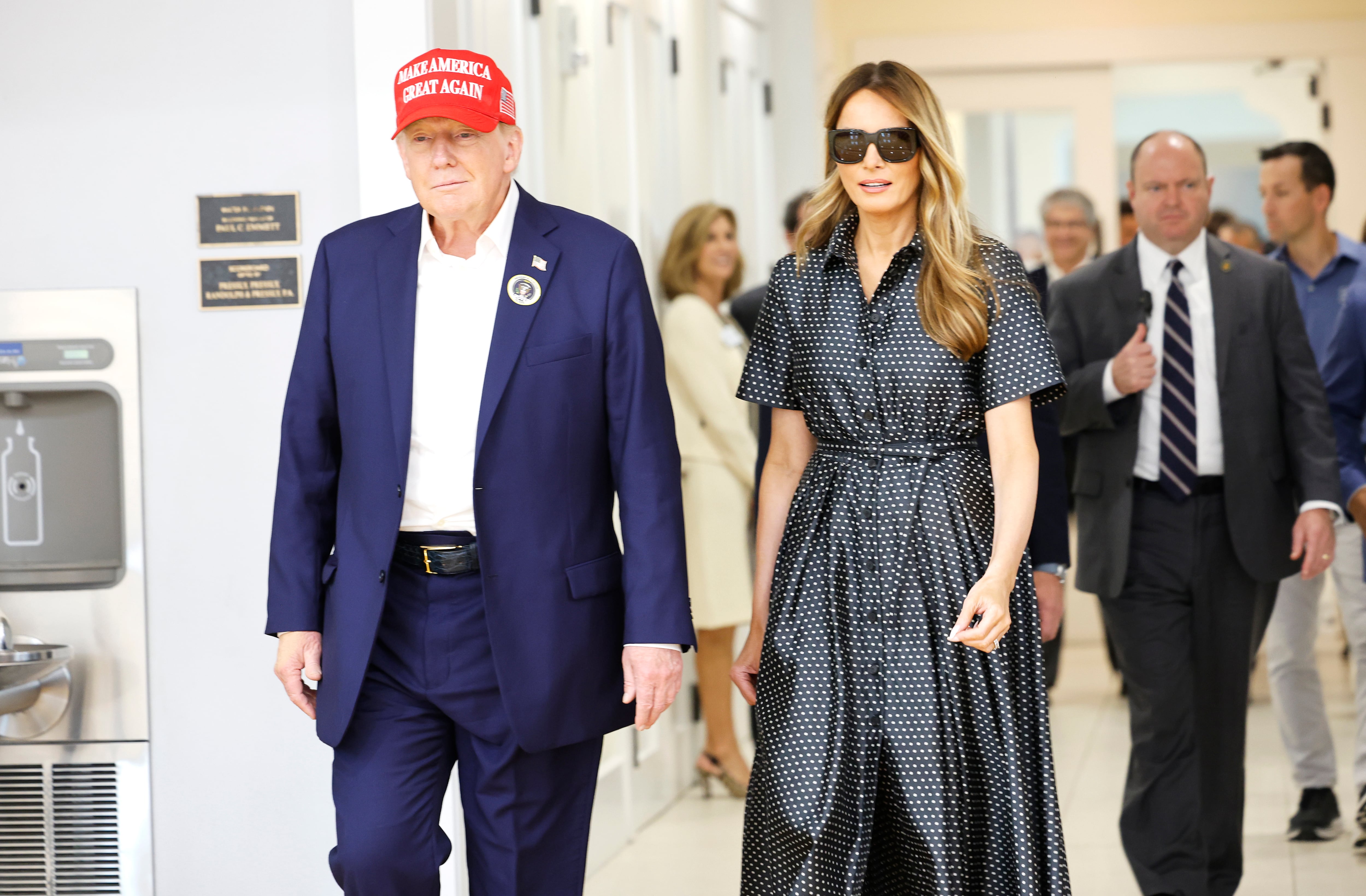 El candidato republicano, Donald Trump, acompañado de su mujer Melania en un colegio electoral cercano a su residencia de Mar-a-Lago