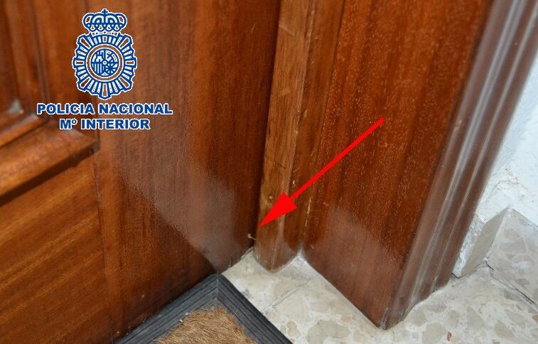 Una de las marcas que dejan los ladrones en las viviendas
