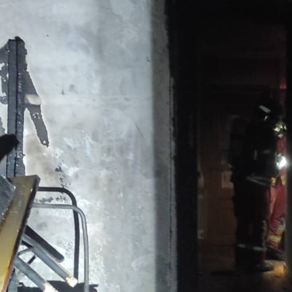 Los Bomberos de Torrelavega rescatan a una familia de un incendio en un vivienda