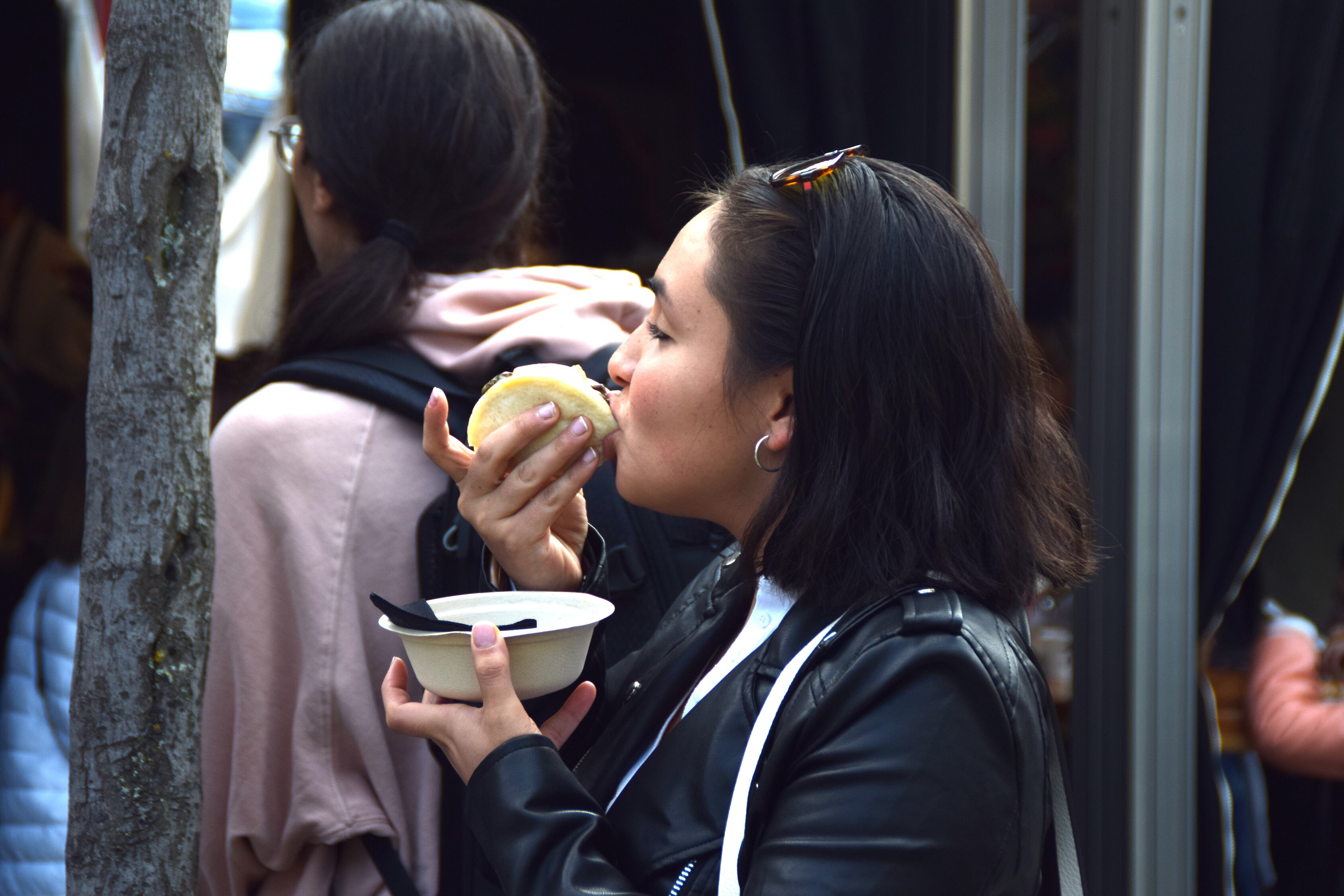 Una noia menjant un dels plats servits a les Jornades Populars de l'Andorra Taste d'enguany.