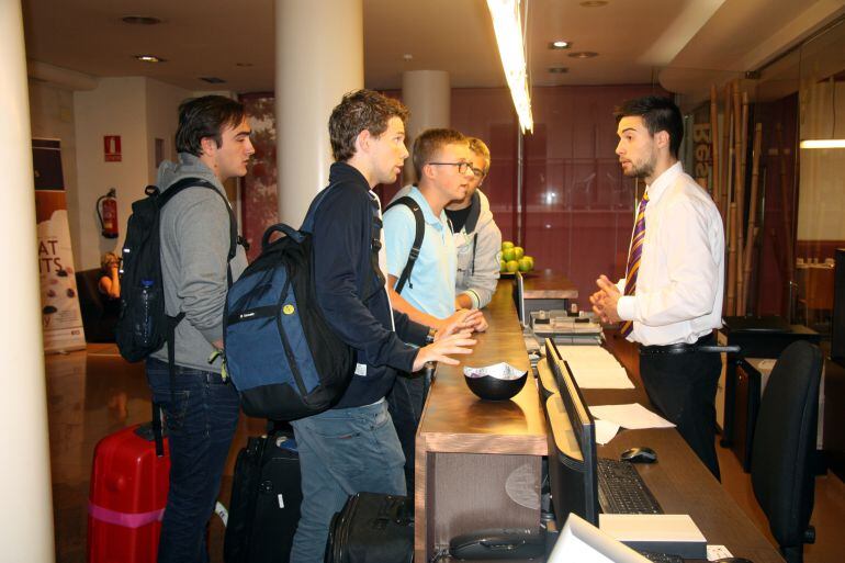 Turistes a la recepció d'un hotel de Lloret de Mar