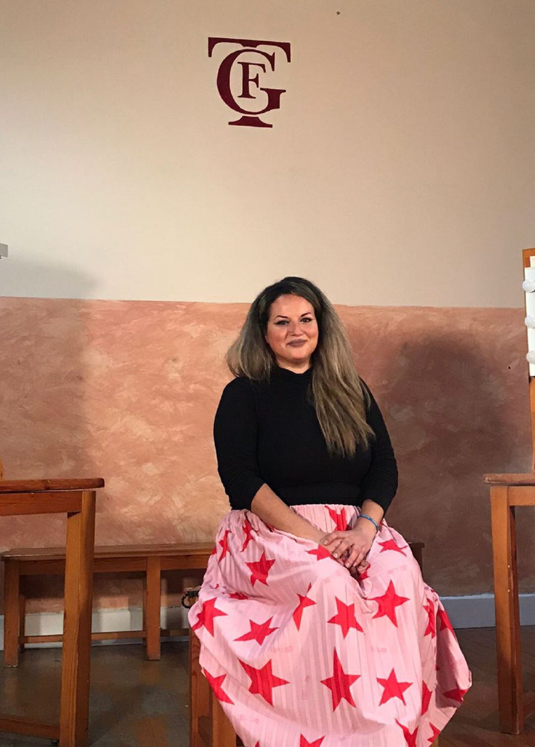 La maquilladora Sara Romero en uno de los camerinos del Teatro Falla.