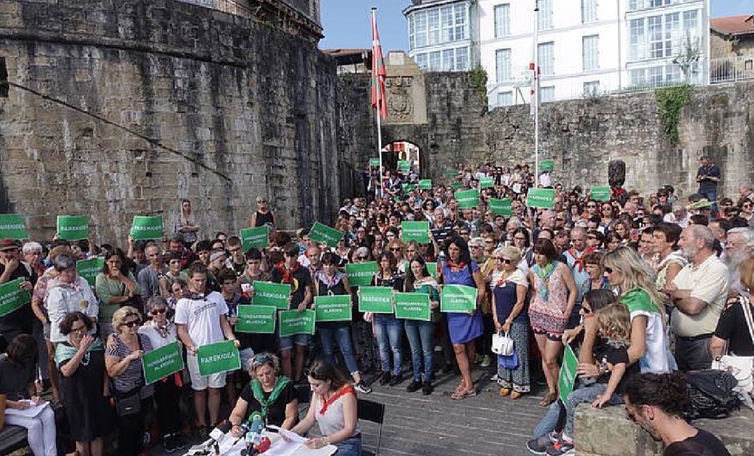 La comapñía Jaizkibel en rueda de prensa frente al arco de Santa María en Hondarribia