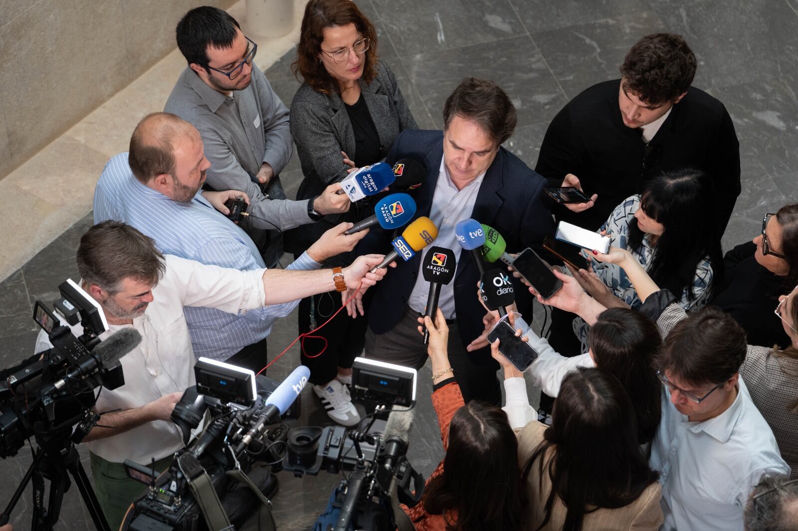 El consejero de Hacienda, Roberto Bermúdez de Castro, atiende a los medios de comunicación en las Cortes de Aragón