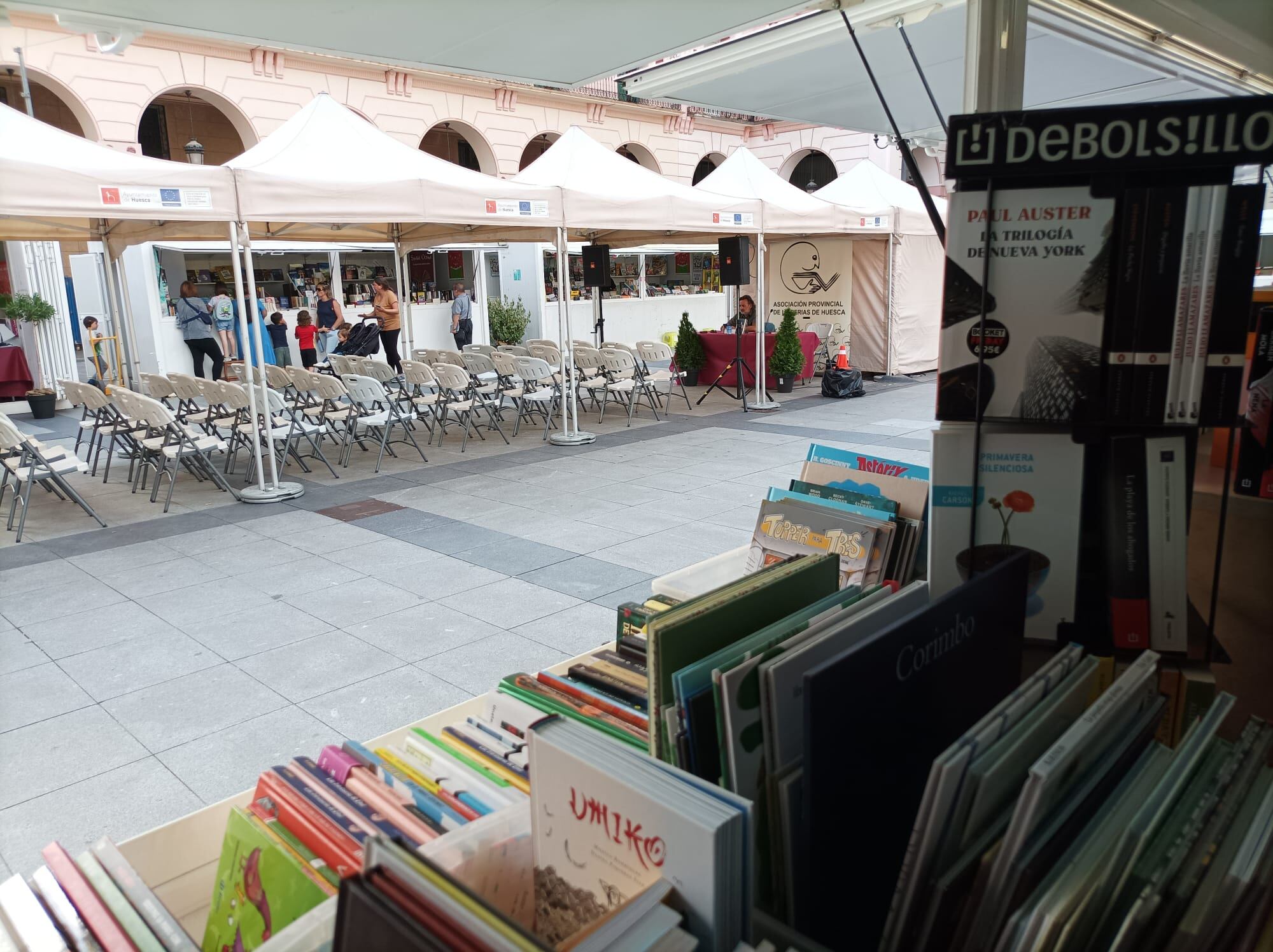 Vista de la Feria del Libro de Huesca desde la caseta de Librería Anónima.
