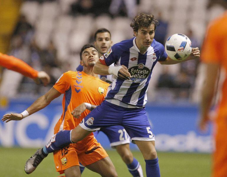 El centrocampista del Deportivo de La Coruña Mosquera juega un balón ante el brasileño Mosquito, del Llagostera, durante el partido de vuelta de los dieciseisavos de final de la Copa del Rey disputado en el estadio de Riazor, en A Coruña.