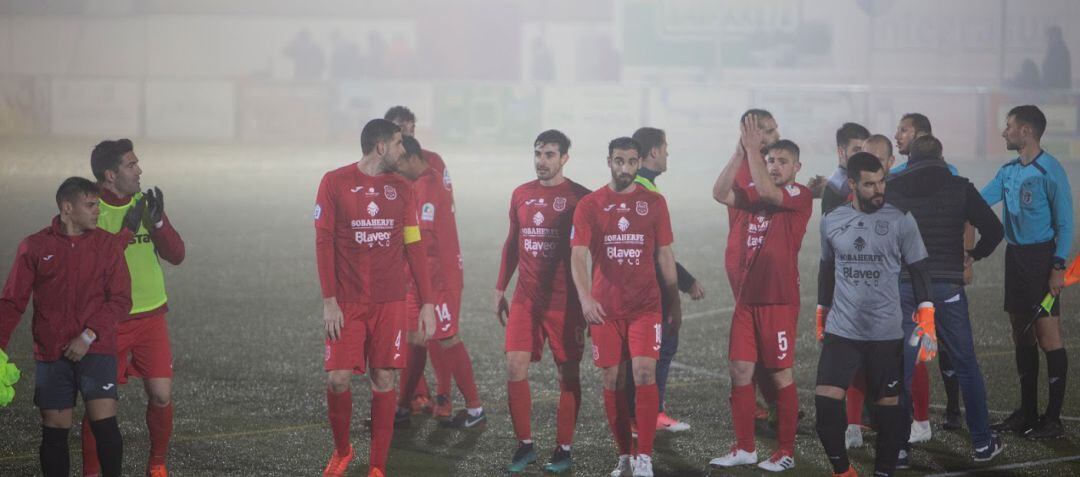 Los jugadores del Torreperogil celebran la victoria al final del encuentro.