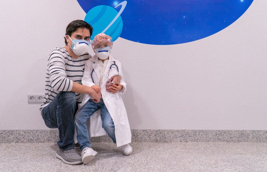 Ahinara, la pequeña de seis años procedente de Ecuador que ha sido tratada con protonterapia de un tumor cerebral en la Clínica Universidad de Navarra 