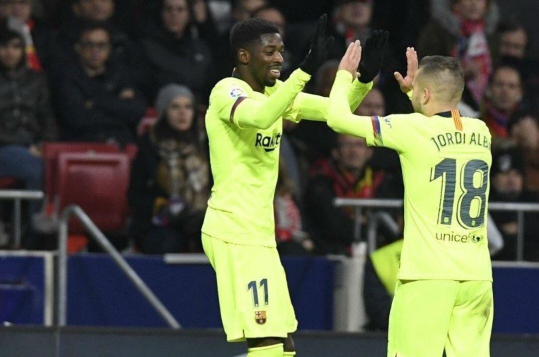 Jordi Alba celebra con Dembélé el gol del empate