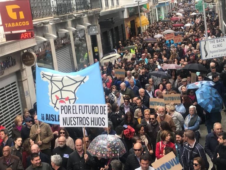 Imagen de la manifestación que congregó a cerca de 5.000 personas protestando por el estado de las carreteras