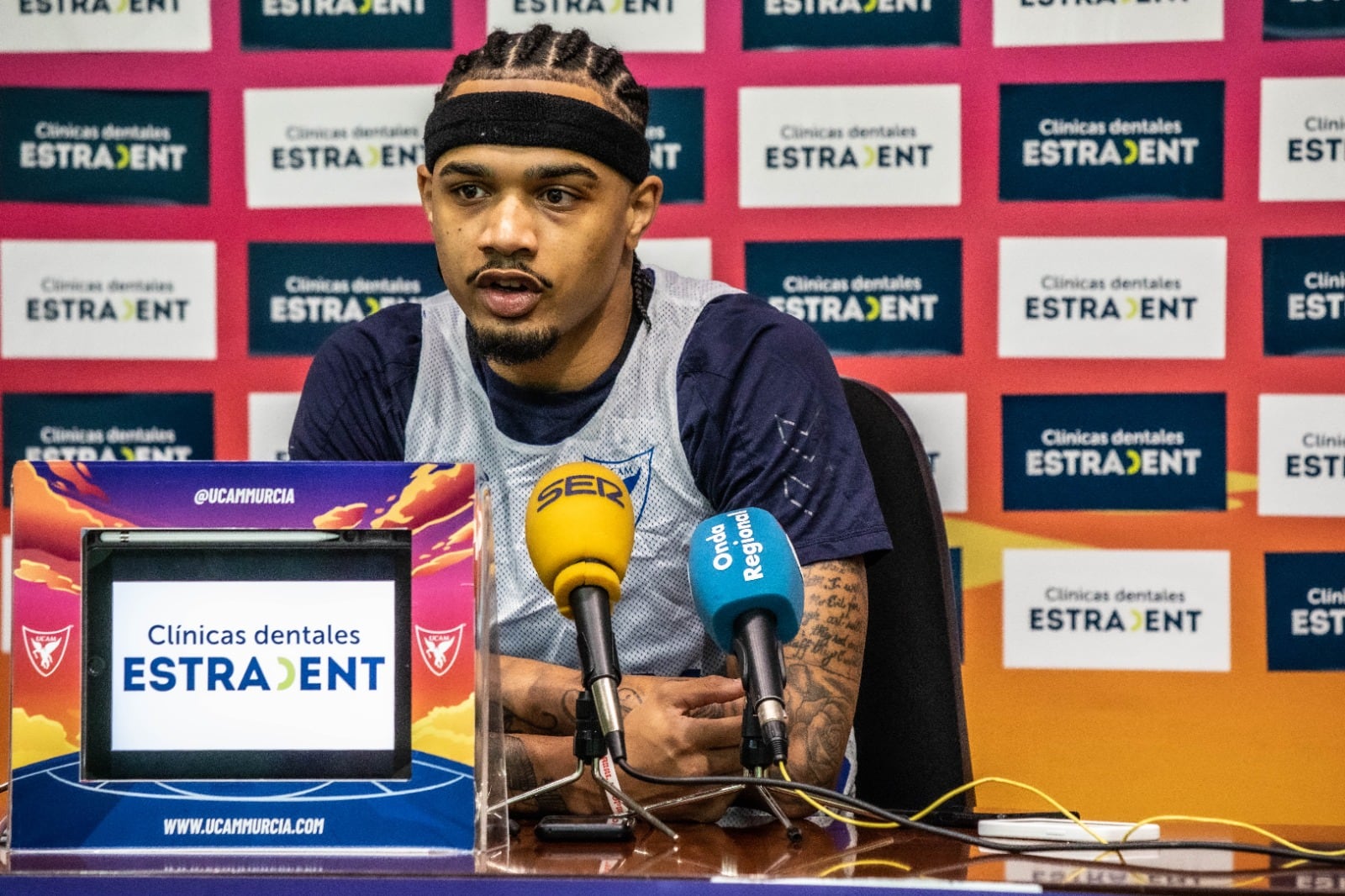 Jordan Davis en una rueda de prensa del UCAM Murcia CB