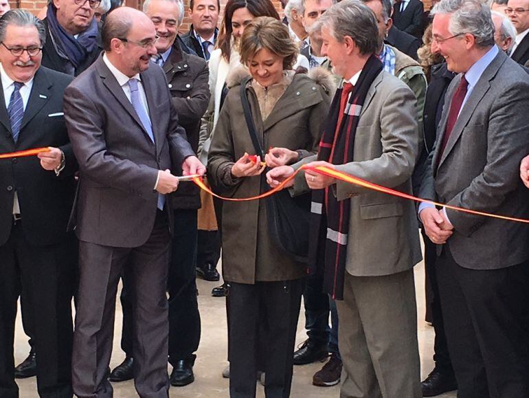 Corte de cinta de FIMA 2016, con el presidente de la Feria de Zaragoz,a Manuel Teruel, el presidente del Gobierno de Aragón, Javier Lambán, la ministra de Agricultura, Isabel García Tejerina, el acalde de Zaragoza, Pedro Santisteve, y el consejero de Desa