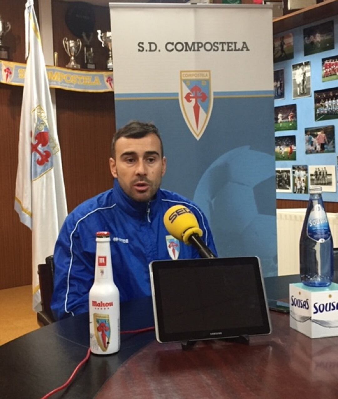 Yago Iglesias, en la sala de trofeos en la que ofreció la rueda de prensa