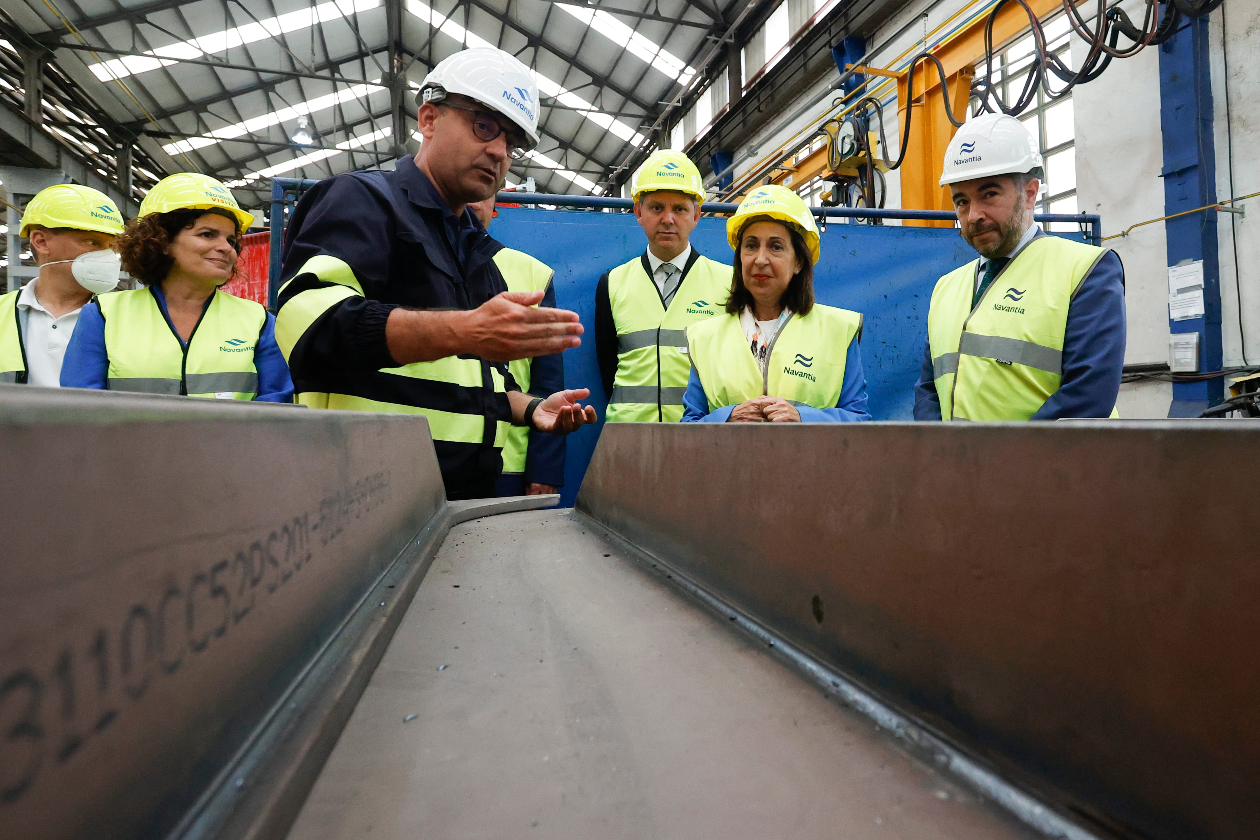 FERROL, 28/07/2022.- La ministra de Defensa Margarita Robles (2d), visita este jueves el astillero de Navantia en Ferrol para conocer los avances en el programa de construcción de las fragatas f-110 para la Armada española. EFE/ Kiko Delgado