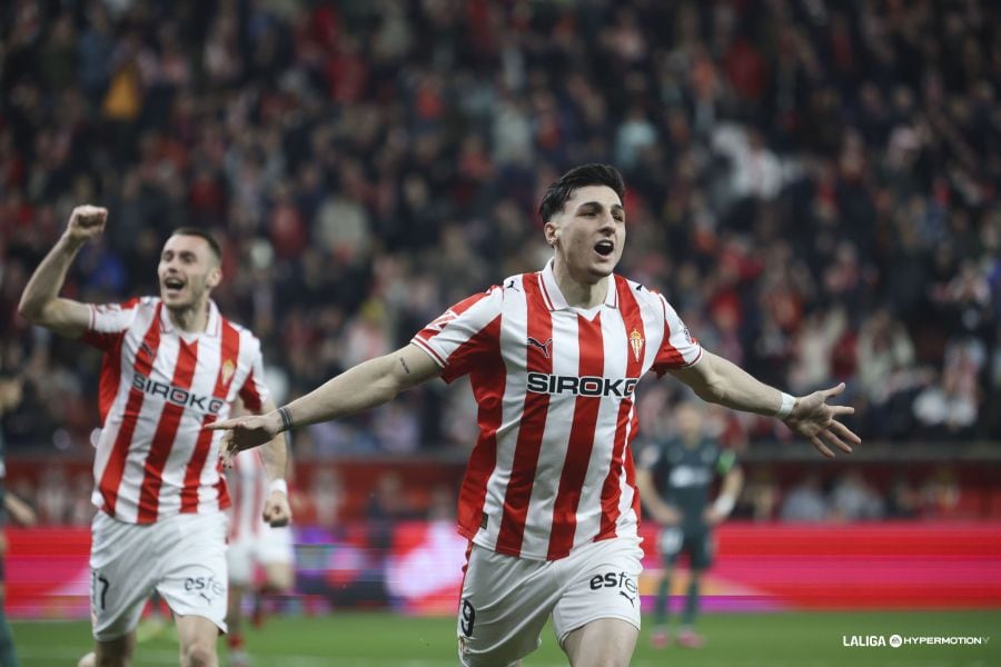 Andrés Ferrari celebra su primer gol con la camiseta del Sporting.
