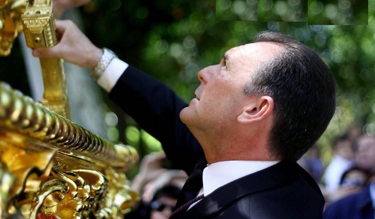 Ernesto Sanguino llama al martillo del paso de misterio de la Hermandad de La Paz