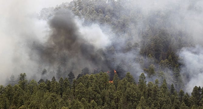 El incendio forestal de La Gomera mantiene los tres frentes activos y ha obligado a nuevos desalojos