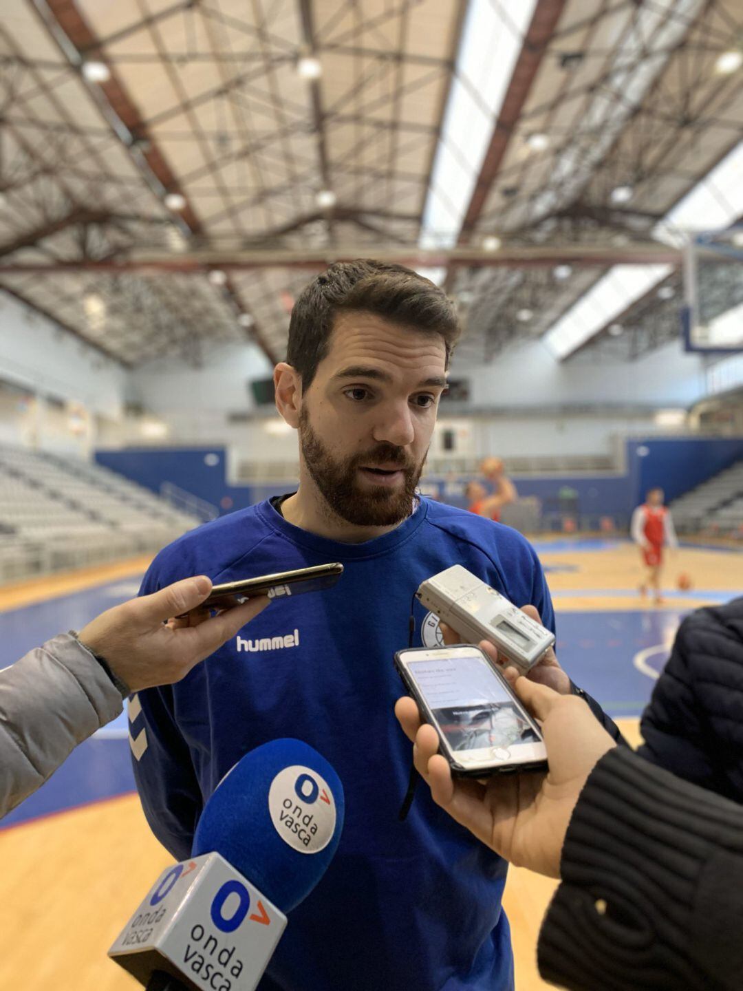 EL base navarro atiende a los medios en el polideportivo Josean Gasca