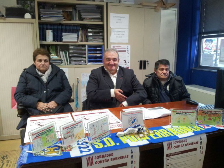 Jose Martínez Fierro, presidente de AMBI, acompañado por otros miembros de la asociación durante la presentación de las jornadas. 