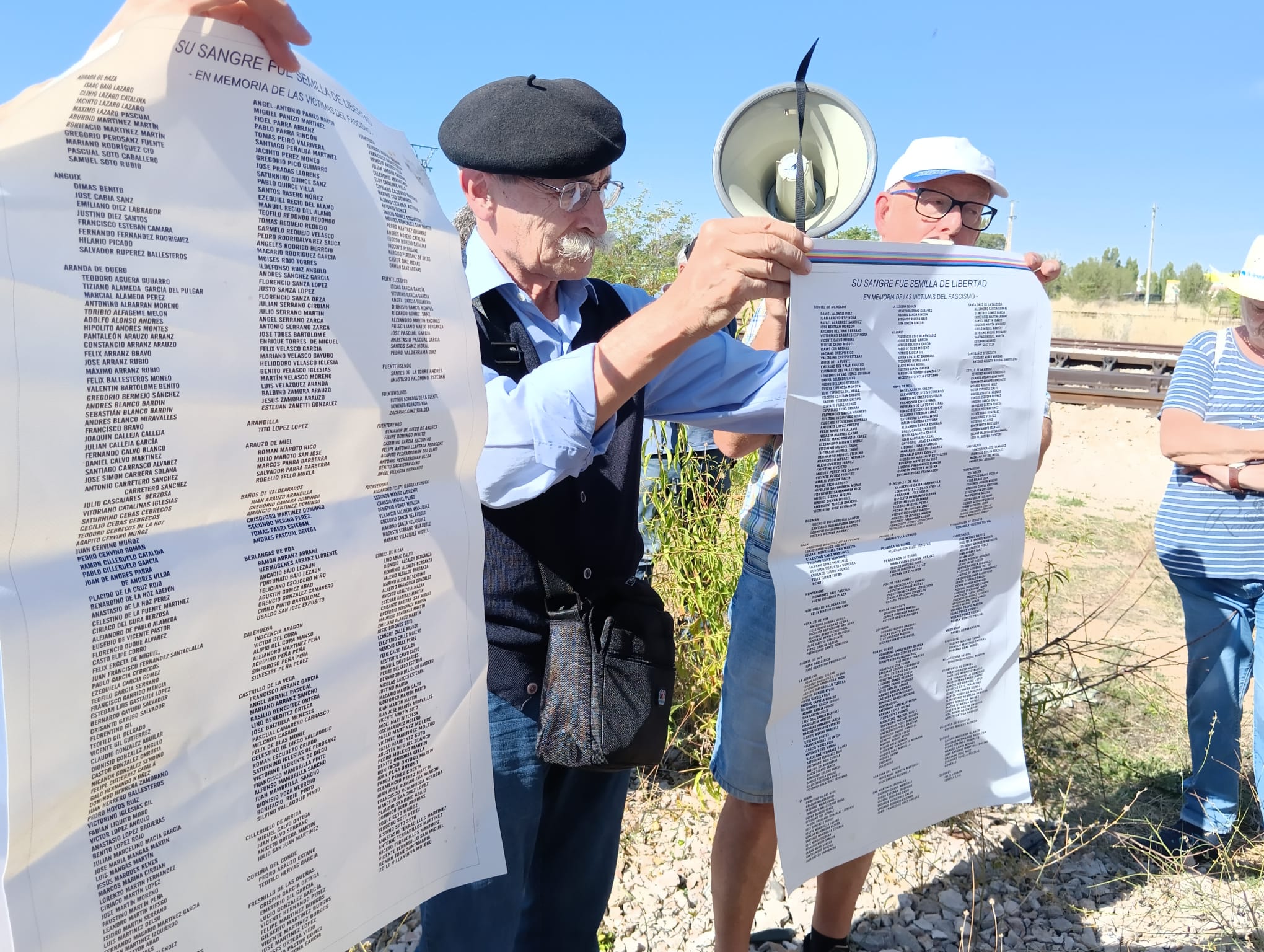 Miembros de la asociación muestran el largo listado de represaliados republicanos en la Ribera del Duero