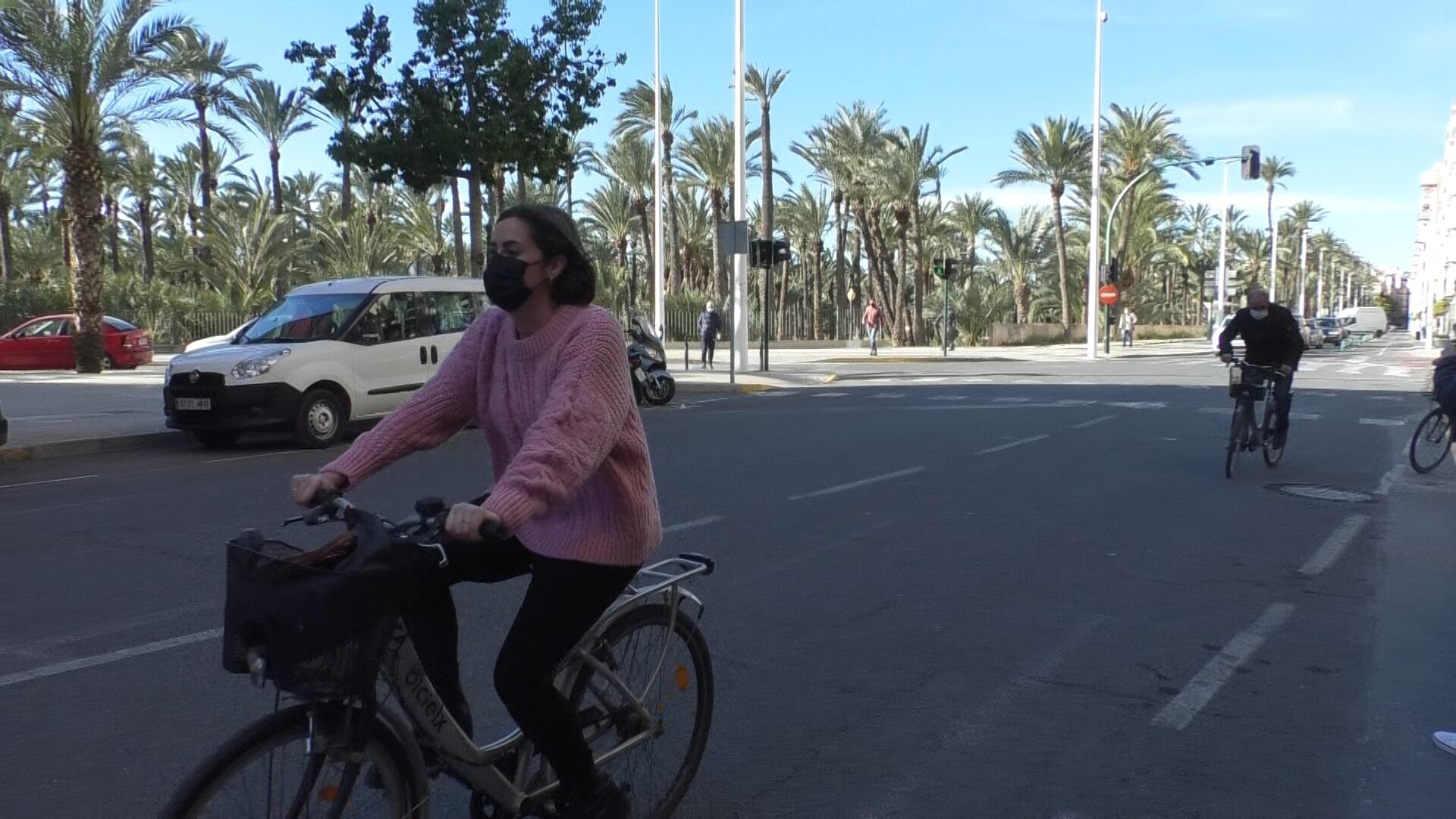 Esther Díez inaugurando la nueva estación de Bicielx