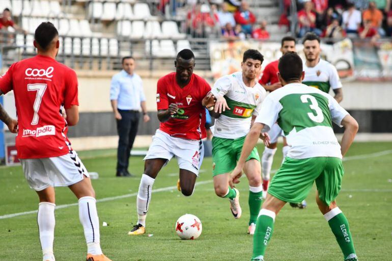 Un momento del Real Murcia-Elche de la ida en la Nueva Condomina