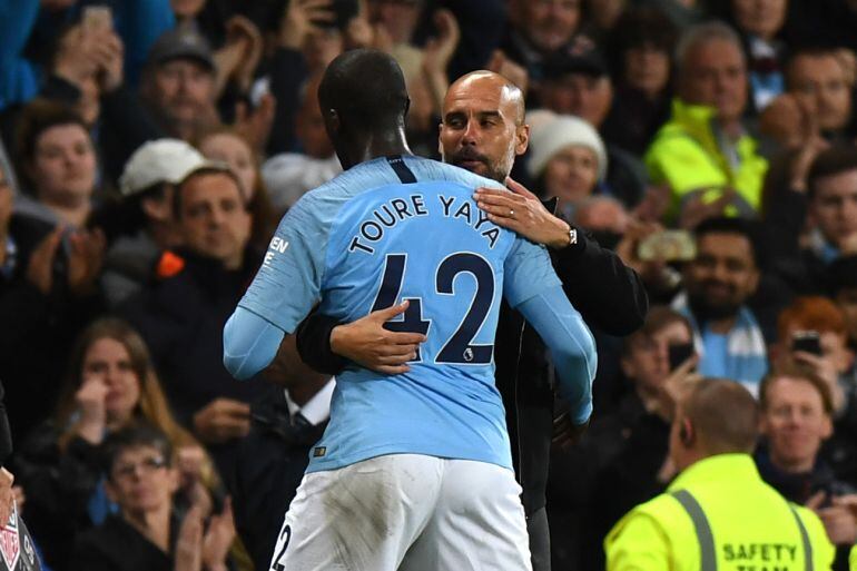 Touré Yaya y Guardiola se saludan en un partido de esta temporada