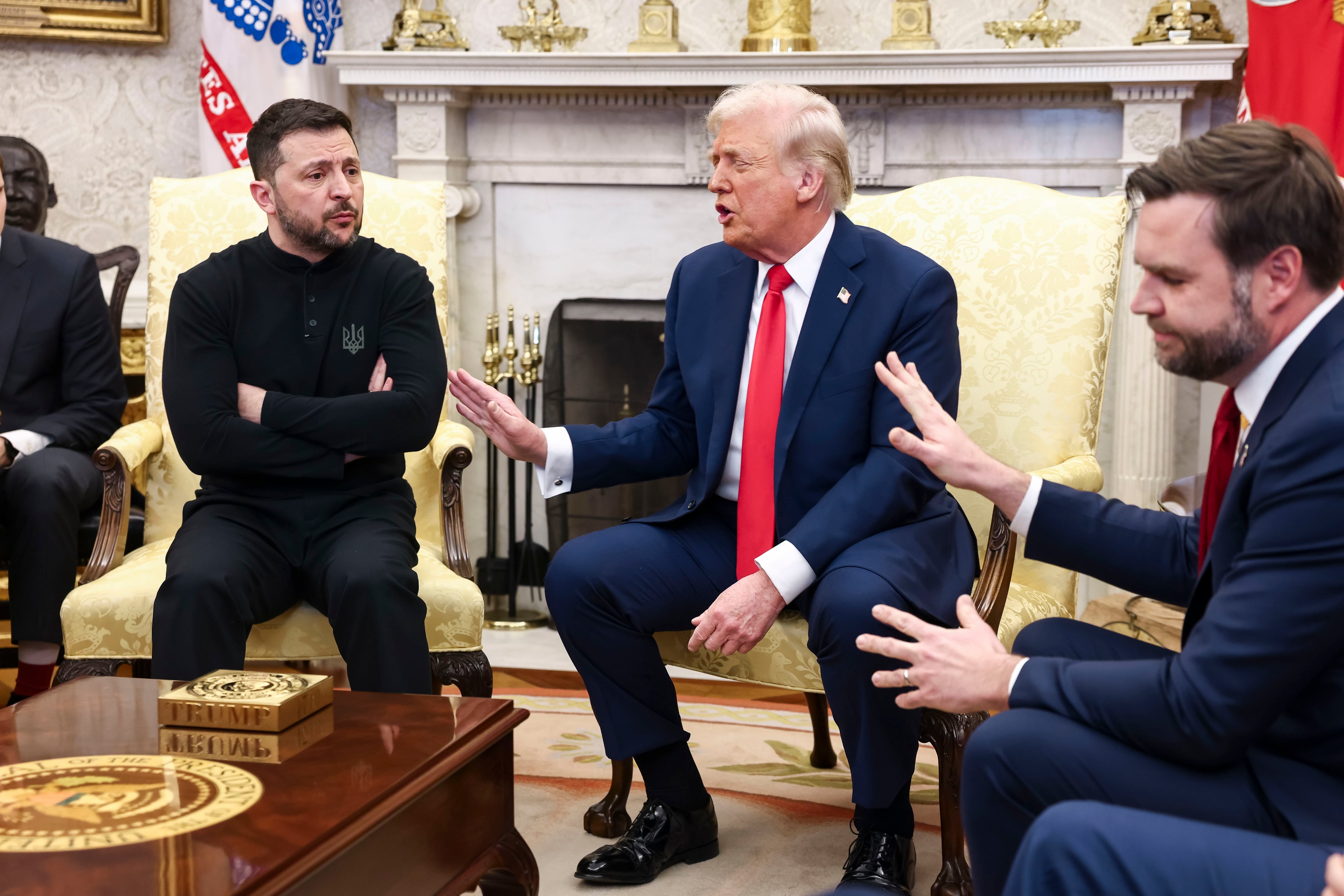 El presidente de Estados Unidos, Donald Trump, el vicepresidente norteamericano, J.D. Vance, y el presidente ucraniano, Volodímir Zelenski, durante el tenso encontronazo en la Casa Blanca. 