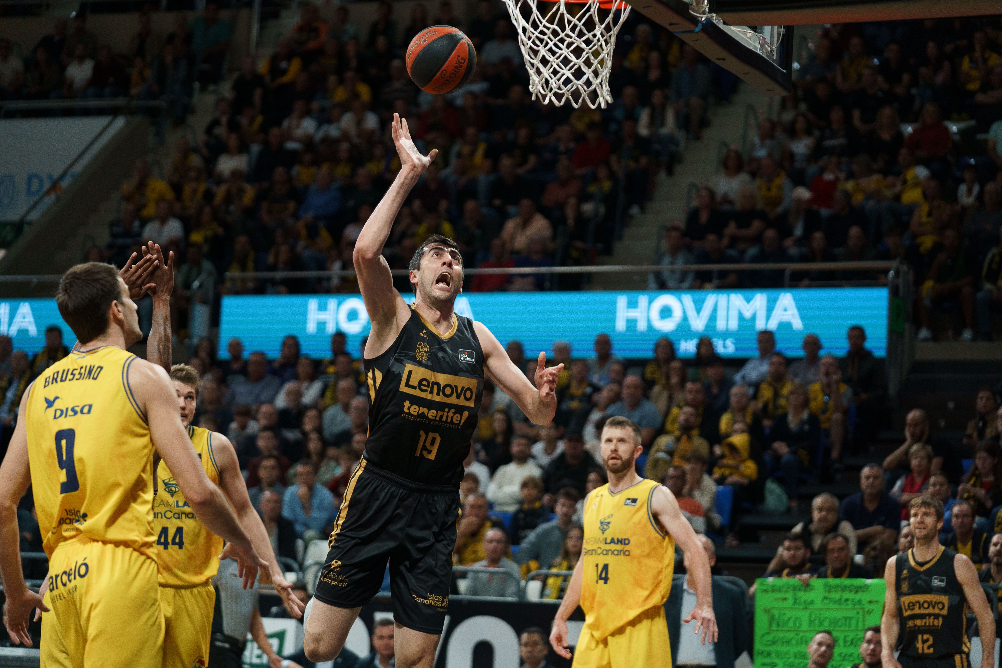 LA LAGUNA (TENERIFE), 24/03/2024.- El pívot del Lenovo Tenerife, Gio Shermadini entra a canasta durante el partido de baloncesto la Liga Endesa celebrado este domingo en el pabellón Santiago Martín de La Laguna (Tenerife) frente al Gran Canaria. EFE/Ramón de la Rocha