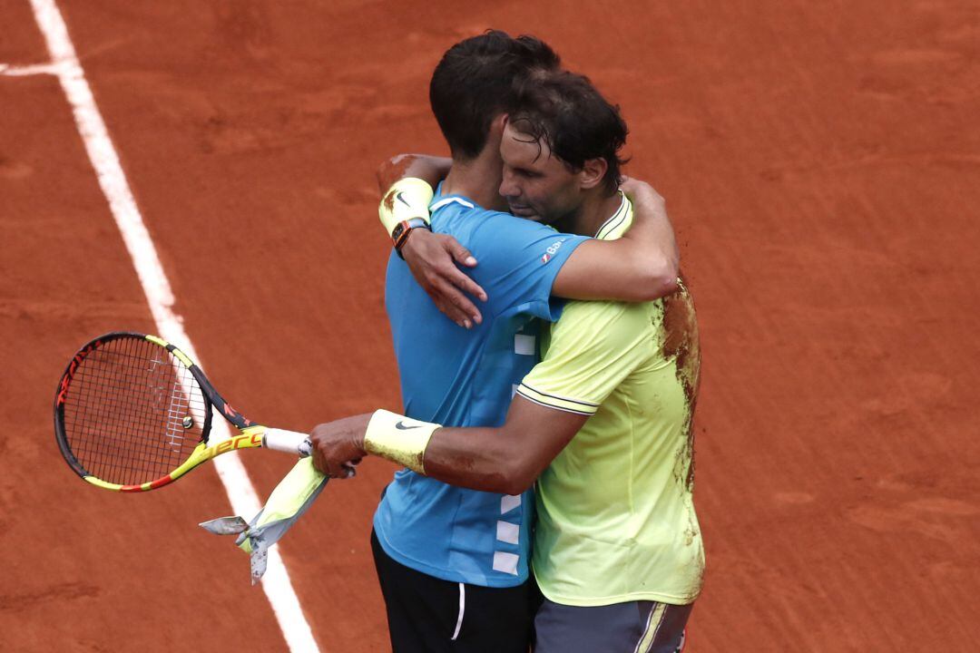 Nadal y Thiem se funden en un deportivo abrazo tras el final del partido