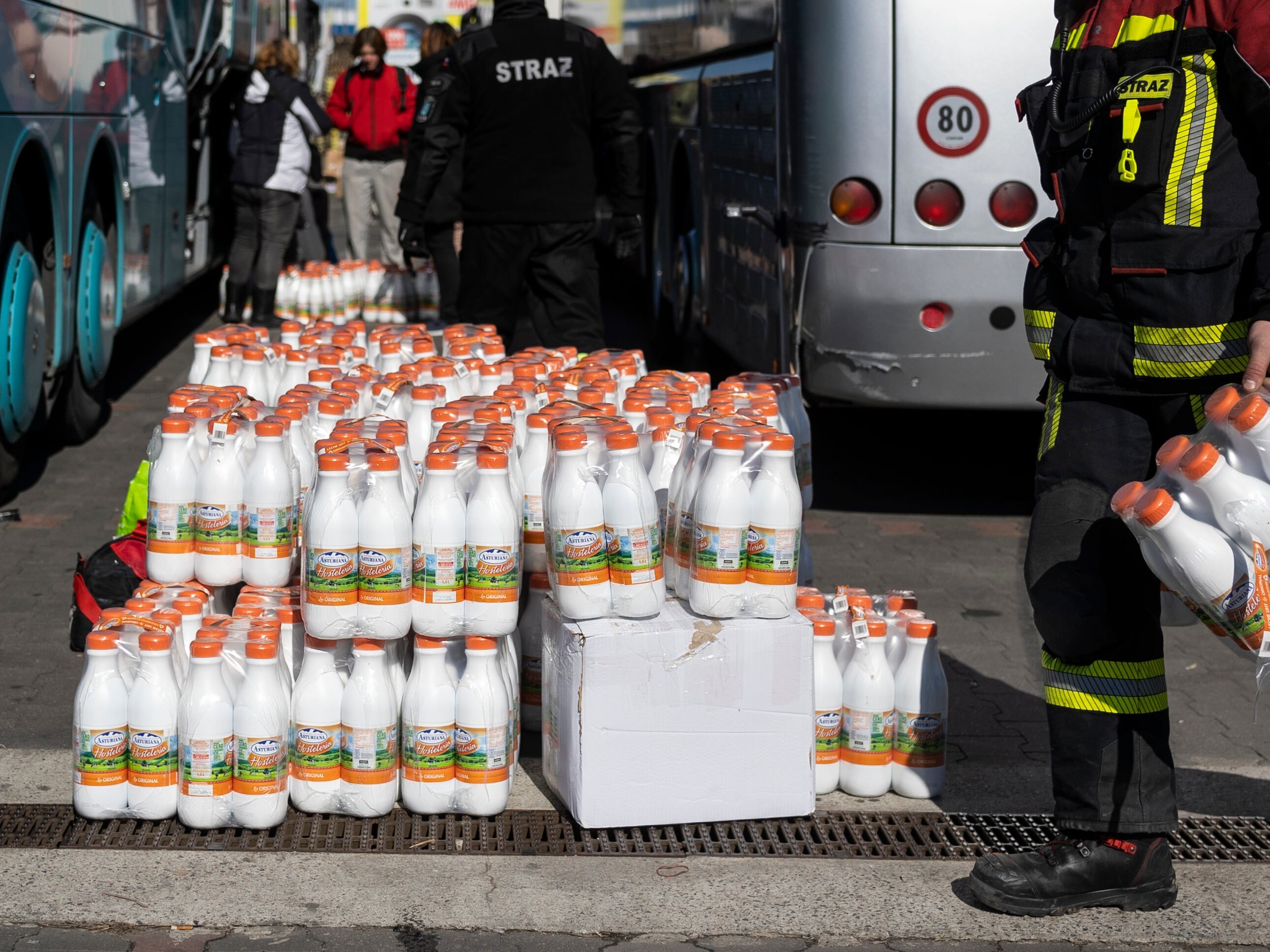 Un voluntario cargan con comida y material los autobuses fletados por una ONG