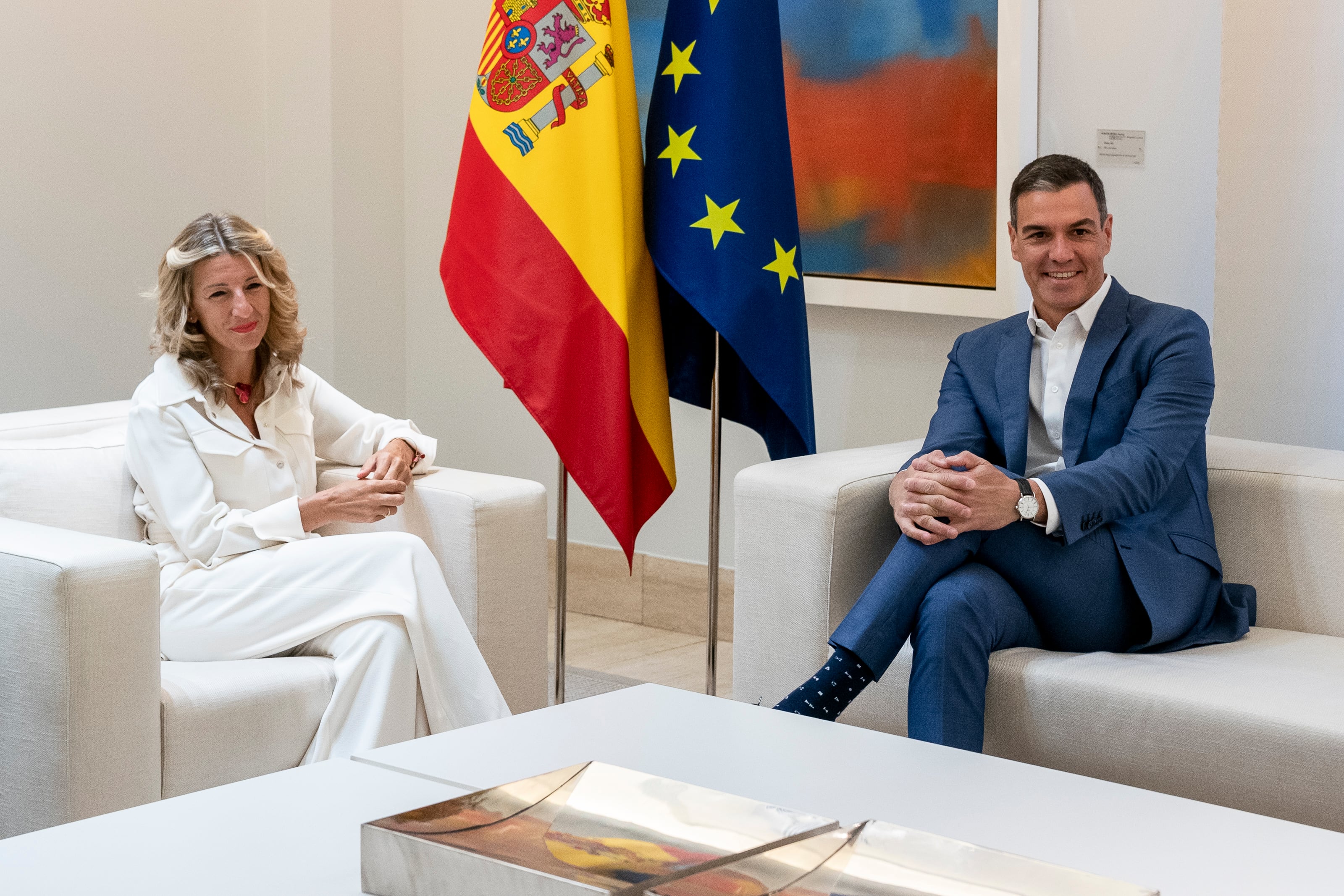 El presidente del Gobierno, Pedro Sánchez, y la vicepresidenta segunda, Yolanda Díaz, cierran el acuerdo de los PGE para 2023.