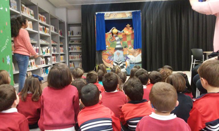 Alumnos de Infantil del CRA La Villa durante su visita a la Biblioteca