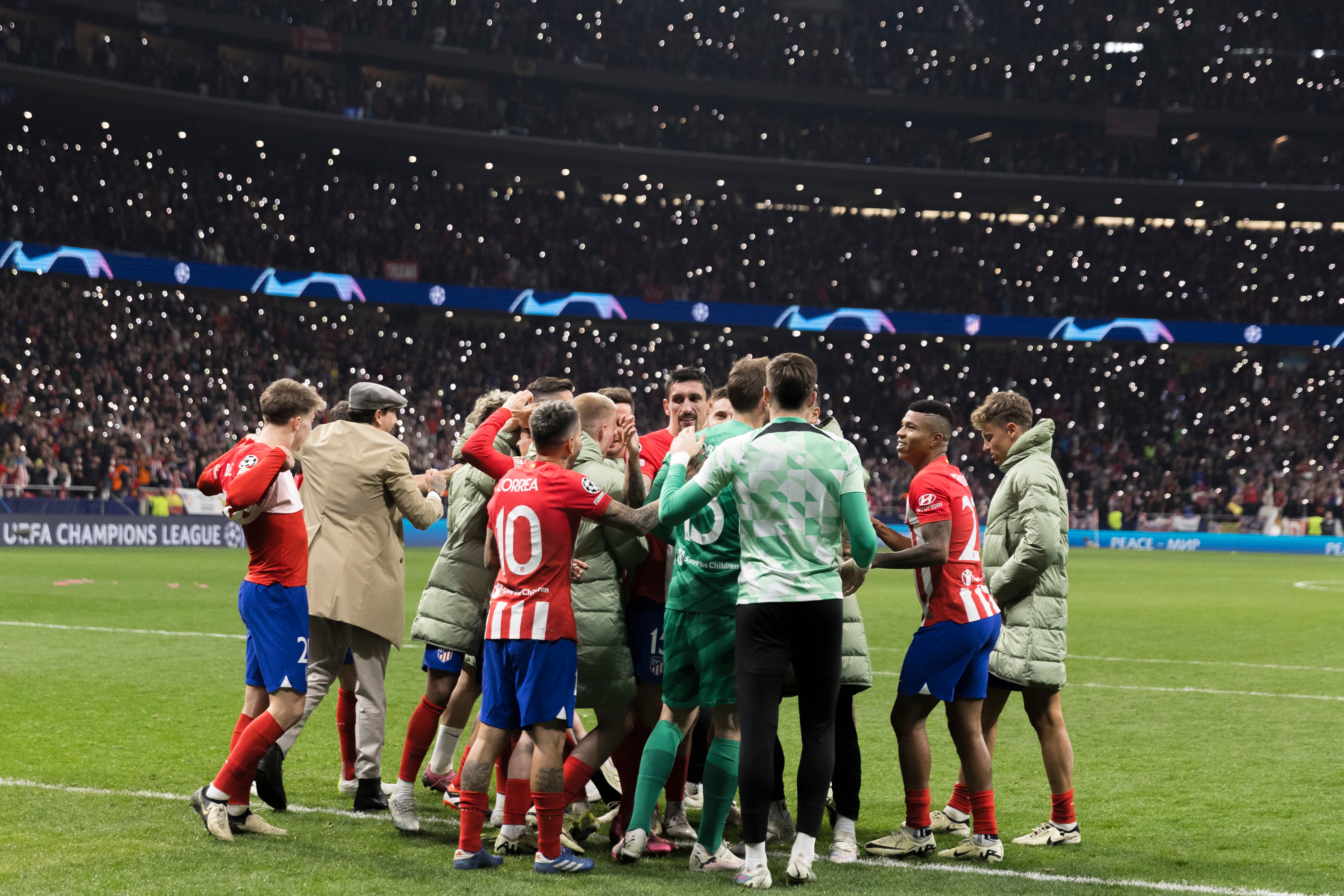 La plantilla del Atlético de Madrid celebra su pase a cuartos de final de la Champions League 23/24