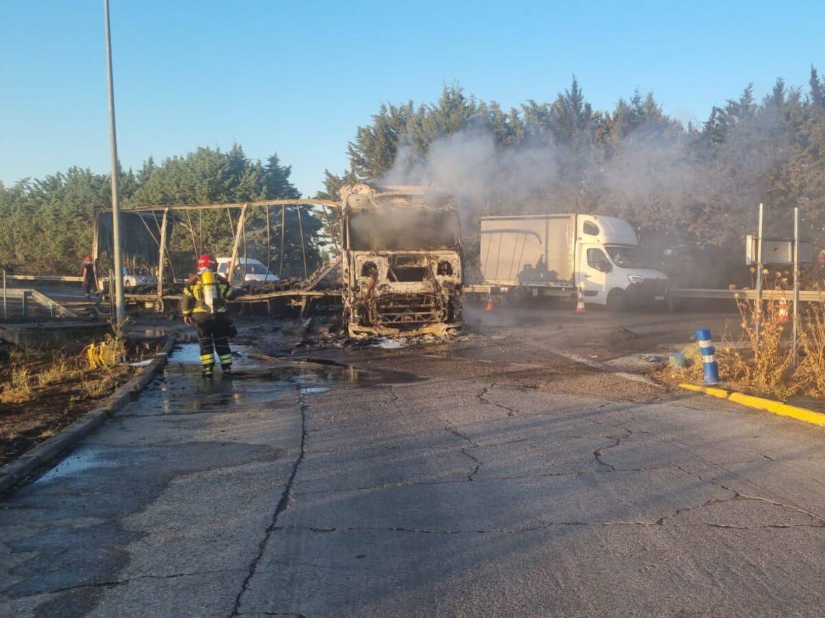 La A-62 recuperó la normalidad 20 horas después de que un camión se incendiara en Dueñas