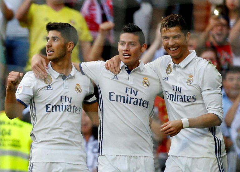 James Rodríguez, acompañado de Cristiano Ronaldo y Marco Asensio